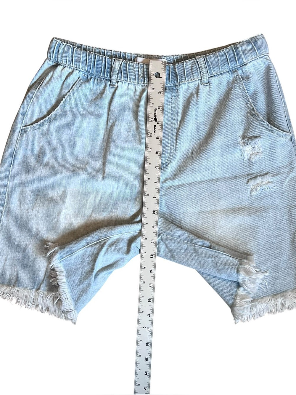 Risen Women’s Sz M High Rise Denim Shorts Light Wash Pull On Distressed - Picture 13 of 15